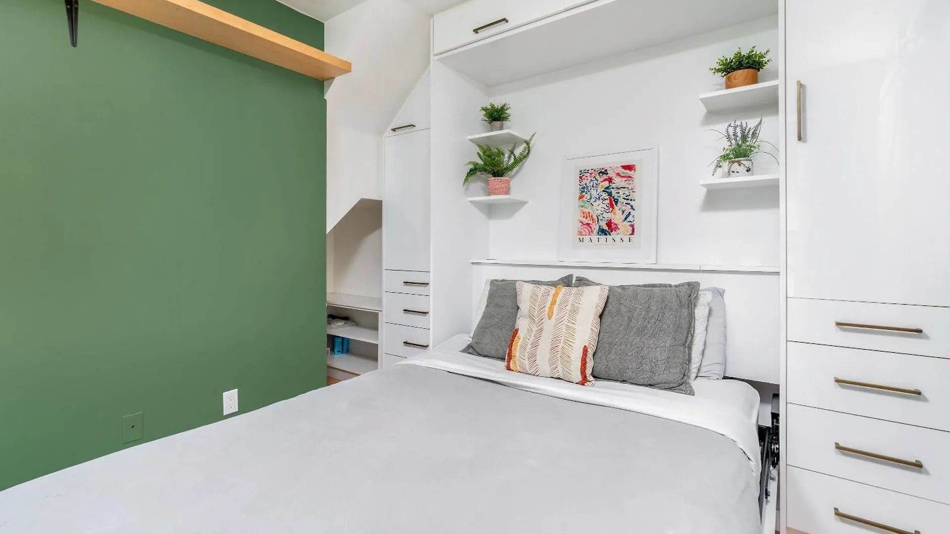 Apartment 1Bd In Liberty Village Beside Lake Toronto Canada