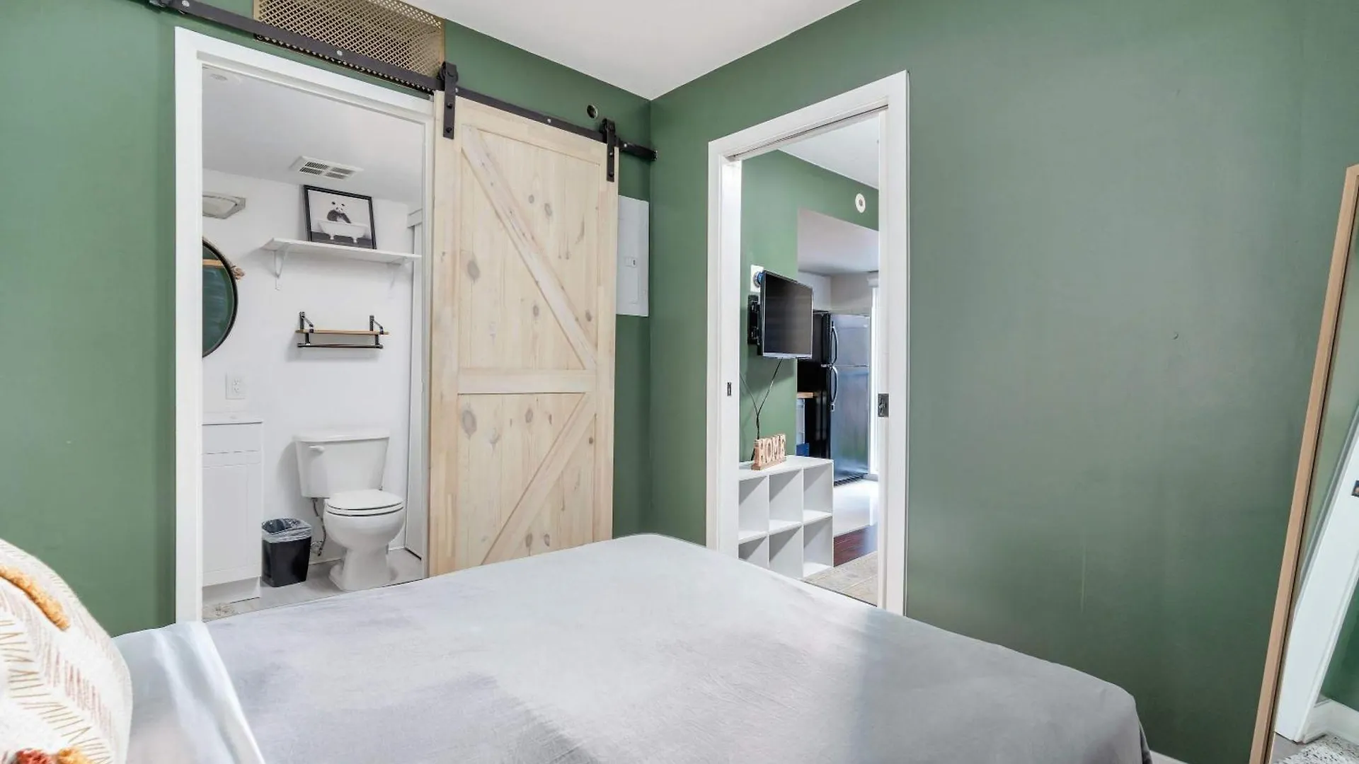 1Bd In Liberty Village Beside Lake Toronto Canada